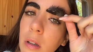 Martina Díaz, a girl with naturally abundant hair, has surprisingly thick eyebrows... She has been l