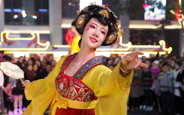 Exclusive Interview with the “Tumbler Girl”: Turned Down Offers from Entertainment Companies to Keep