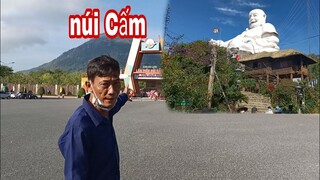 Đầu năm vợ chồng Tư đi núi Cấm