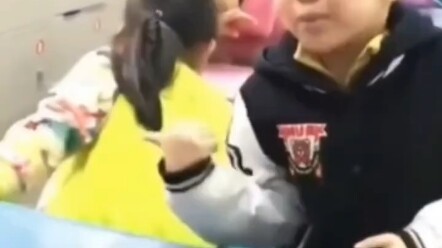 Câu nói của cậu bé khiến các bạn nữ trong lớp phật ý