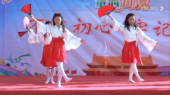 فتاة ترتدي جوارب بيضاء ولا تحمل أحذية وتؤدي رقصة «إلى القمر المضيء»