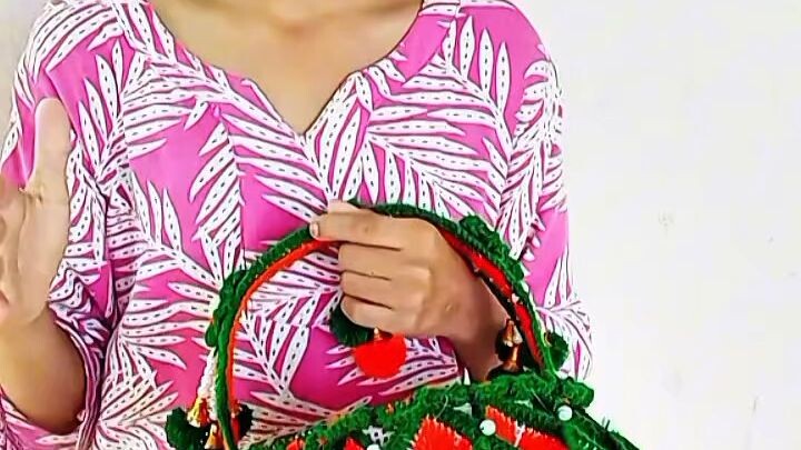 “Handmade Crochet Basket 🧶✨ Made with love” “手工钩针篮子 🧶✨ 用心制作”