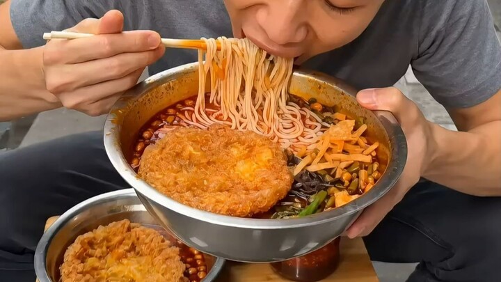 วันนี้มื้อเย็นคุณจะเลือกกินบะหมี่ชามไหน?