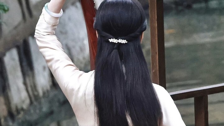 Meski pihak produksi gencar mempromosikan tokoh perempuan kedua sebagai “cinta pertama yang tak terl