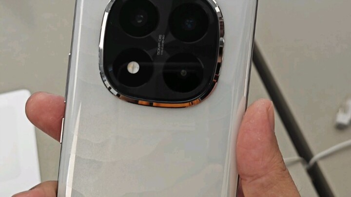 Xiaomi Home store staff dropping a phone probably has a bit of personal grudge involved.