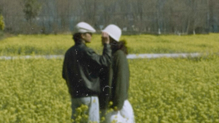 Menjadi dua kuda poni yang bahagia juga tak buruk; berdampingan di tengah keramaian dunia, menjelaja