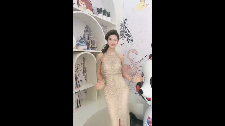 Host Song Dandan. Improvisational dance