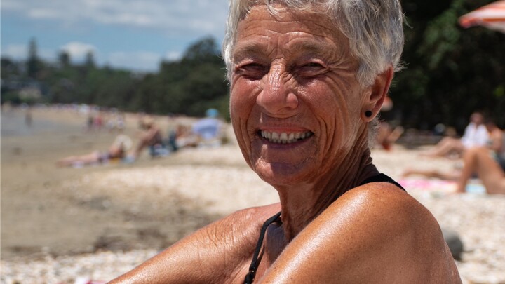 The moment she, with her head full of silver hair, leaped into the sea—time and worldly concerns see