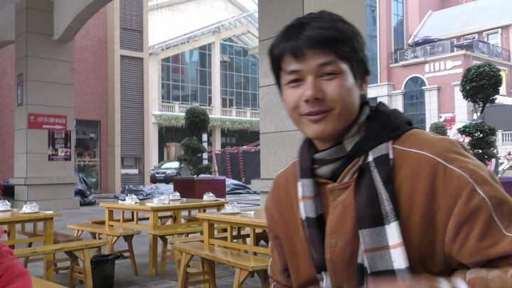 Tiểu Cao chắt bóp từng đồng, dành dụm được 600 tệ để đưa mẹ lên thành phố ăn món cá to, nhưng mẹ lại