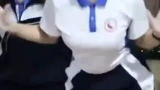 It has to be a school uniform. The school uniform girl dances in Shenzhen school uniform.