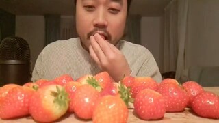 ASMR EATING SOUNDS - JUICY STRAWBERRIES