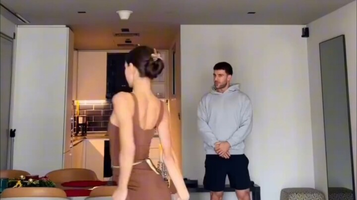 😋😋เปิดประตูมาเจอแฟนสาวเต้นสุดเร่าร้อน…ชาวเน็ตคอมเมนต์ว่า “บัตรใช้สิทธิ์ราชาแล้ว!” “ฉันกับสามีของเธอก