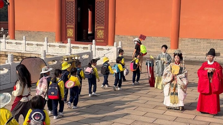 We Ran Into Elementary School Students on a Winter Field Trip While Shooting Hanfu Wedding Photos!