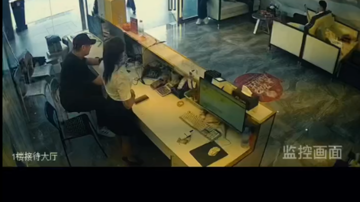 عندما دخل الأخ الأكبر، كان يحمل هيبة البطل، ولا يبدو بأي حال من الأحوال كلاعب برونز.