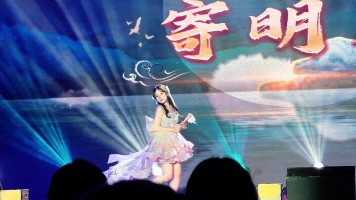 Gửi nỗi nhớ nhung theo ánh trăng sáng.