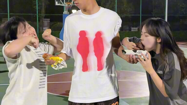 Saat saudara di lapangan diberi makanan oleh cewek