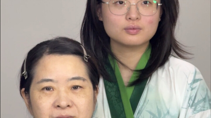 Phải nói sao về cặp mẹ con này nhỉ, mẹ thì ngoài xã hội là một “đại lão” oai phong lẫm liệt, về nhà 