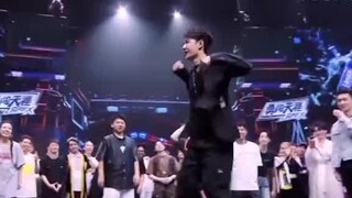 Ini adalah Tari Jalanan Tiongkok. Tarian Yibo sangat bagus. Yibo yang menari sangat hebat. Tarian Wa