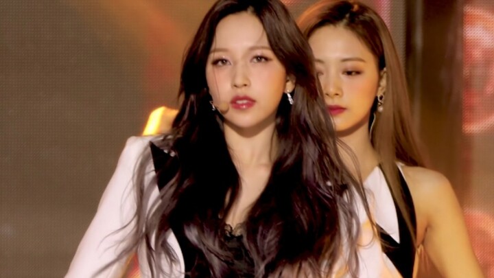 【مينا ناناي】 لقطات حية للجميلة مينا، عاملة البار المثيرة ذات التسريحات المموجة الكبيرة، 201225، more