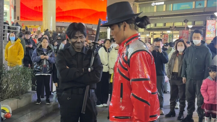 Cơ thể nghiêng 90 độ, bất chấp lực hấp dẫn trái đất