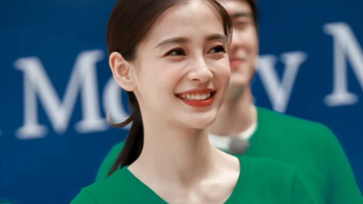 她当年顶着一张没化妆的素脸横空出世，大家都在问这个可爱的女孩是谁