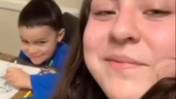 พอฉันเปิดเพลงไตเติลจากเว็บไซต์ป๋าซาน พี่น้องชายของฉันก็แสยะยิ้มแปลกๆ