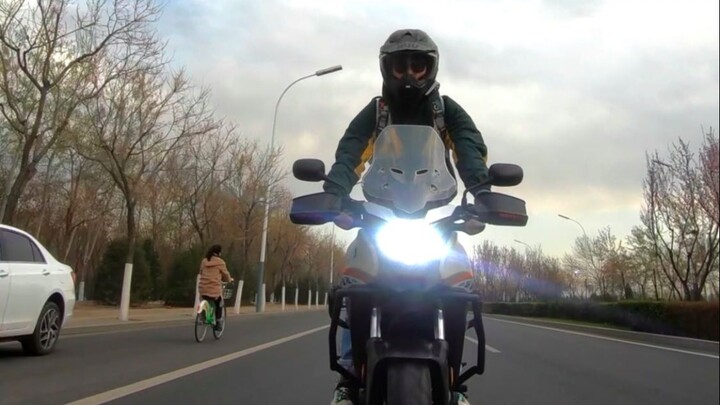 Cưỡi chiếc xe máy nhỏ của tôi, chở chú đại tiểu tiện đi dạo đây~ [Tiểu Tiện là một chú mèo]