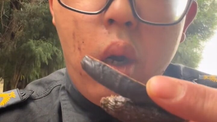 Lao Xiang TV: A Hunan guy chews betel nut right outside the dental hospital—close-up shots are legit
