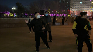 الوالد ينغمس يوميًا في رقص الساحة، فلم تستطع الابنة التحمل وقررت متابعته، اتضح أنه سيد الرقص!