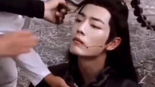 Xiao Zhan dan Wei Wuxian terjatuh saat berlari di rerumputan di tengah hujan. Semua orang mengira me