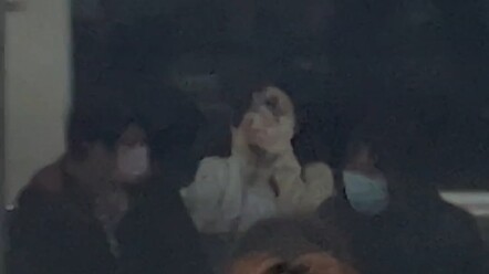 Người qua đường: Cô ơi, hai người cứ ngồi hẳn lên người tôi mà nói chuyện đi.