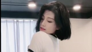 Pembawa acara wanita Tik Tok menari dengan indah