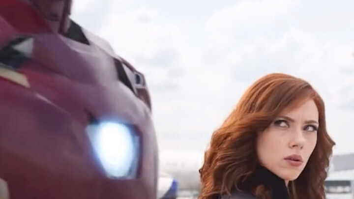 Sebelum perang saudara dimulai, Black Widow sempat mencuri pandang ke arah Iron Man—ekspresinya bena