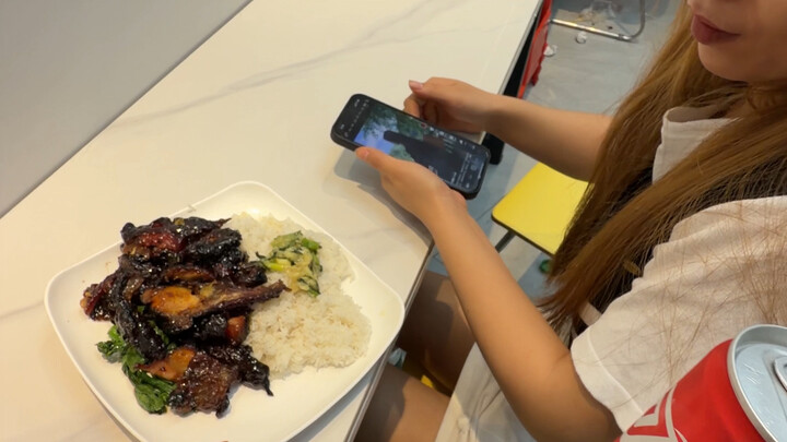 Miss, this request is a bit unusual—deliver a bottle of Coke and earn another 18 yuan. #RoastMeat