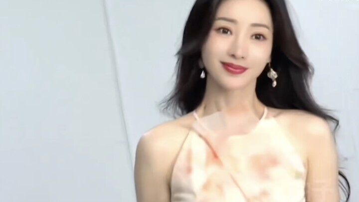 Bahkan rasa kasihan pun harus ditunda—Zhou Xun, era ini akhirnya menyusulmu!