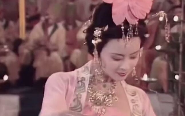 My grandma was so stunning when she was young, she is worthy of being called the Oriental Beauty [Zh