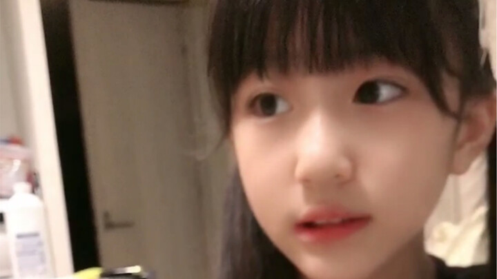 In Japan, elementary schools distribute iPads to students in September.