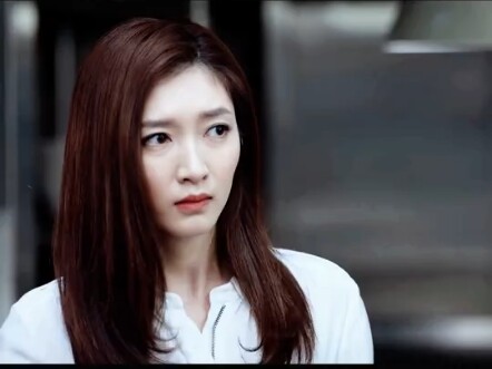 A wealthy and beautiful woman skillfully pursues an unemployed chef—how could he possibly resist?