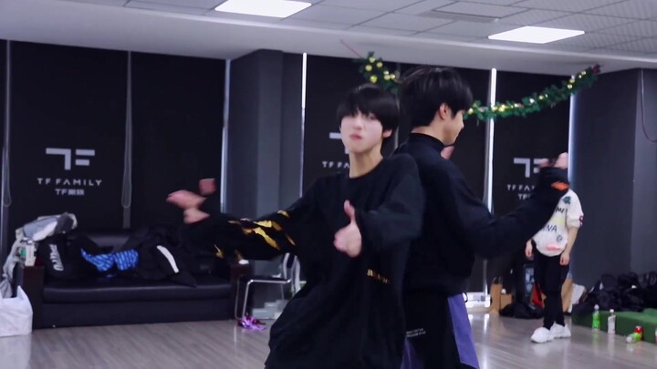 Zhu Zhixin's super milk high energy kill [bang~] Clip intercepted from the practice room version of 