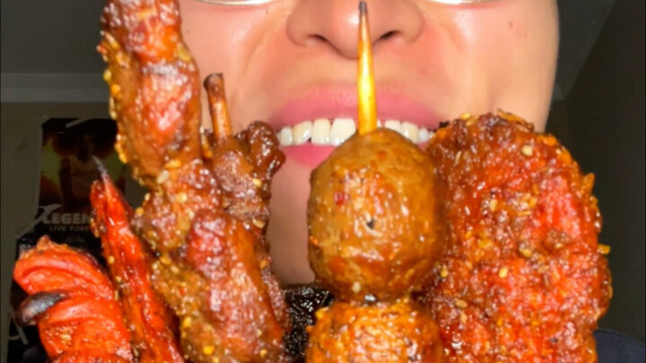 Barbeku! Daging perut babi renyah! Usus besar babi! Kaki babi! Ceker ayam tanpa tulang! Penggoda mal