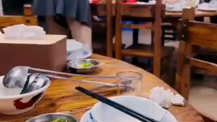 Tôi đã xem ba lần, trên bàn có món gì vậy?