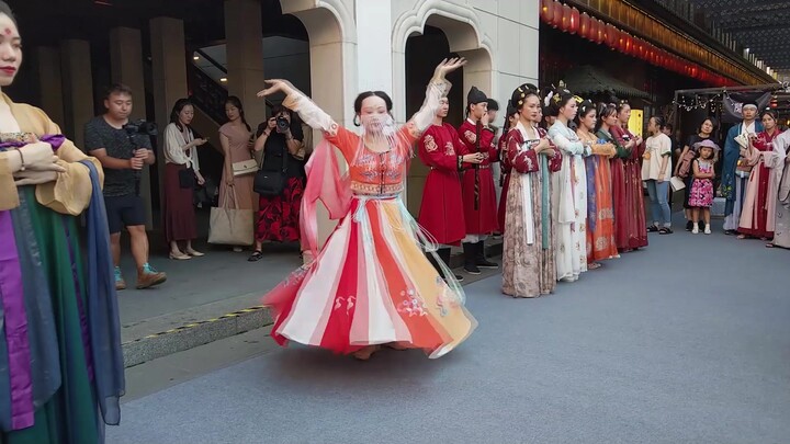 Tarian Hu Xuan yang populer di acara Pasar Tersembunyi Hanfu di Pasar Barat Dinasti Tang