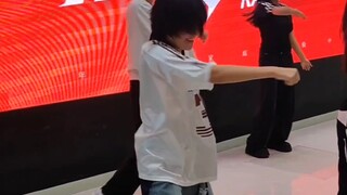 Chủ trọ đi theo vũ công chơi, vui quá đi mất