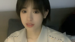 A primary school boy happily recording to amuse wzx