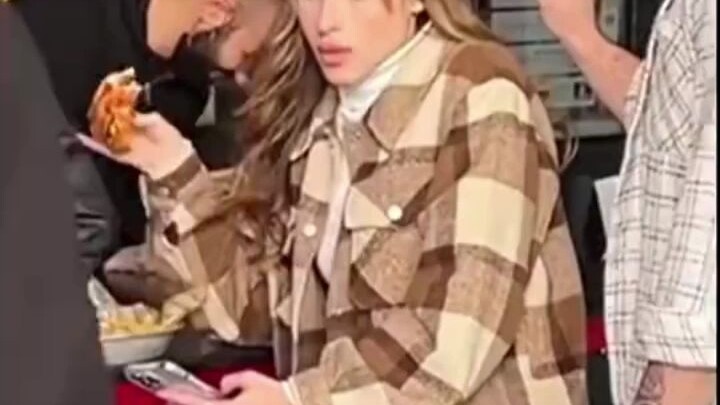 ฉากที่น่าขนลุกเมื่อพิจารณาอย่างถี่ถ้วนภายใต้การเฝ้าระวัง สาวน้อยช่างไหวพริบและกล้าหาญจริงๆ!