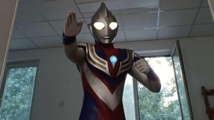 Become Ultraman Tiga and transform into three forms thanks to the special effects of Black Prison He