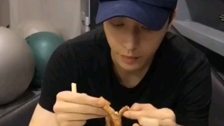 【จางอี้ซิง】21 มิถุนายน 2019 ไลฟ์สดจากสตูดิโอของจางอี้ซิง: ไลฟ์กิน