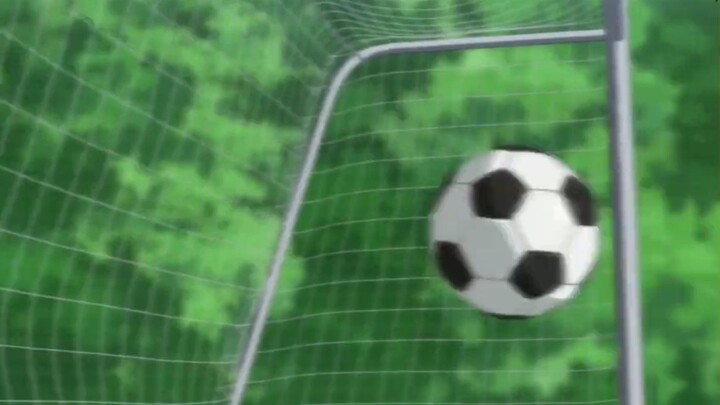 ngegolin saat main bola