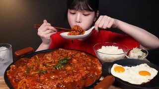 Mukbang asmr ayam dan usus rebus pedas