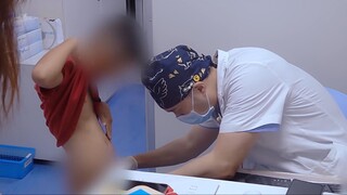 年轻妈妈带孩子，关于洗澡的问题，两人大眼瞪小眼